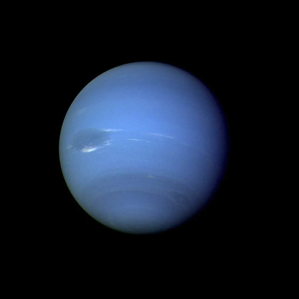 青い円盤として写る海王星の全体像