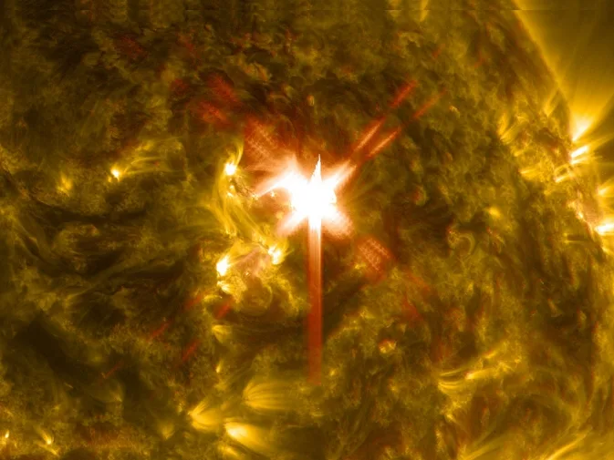 太陽表面で発生した太陽フレアの紫外線観測画像