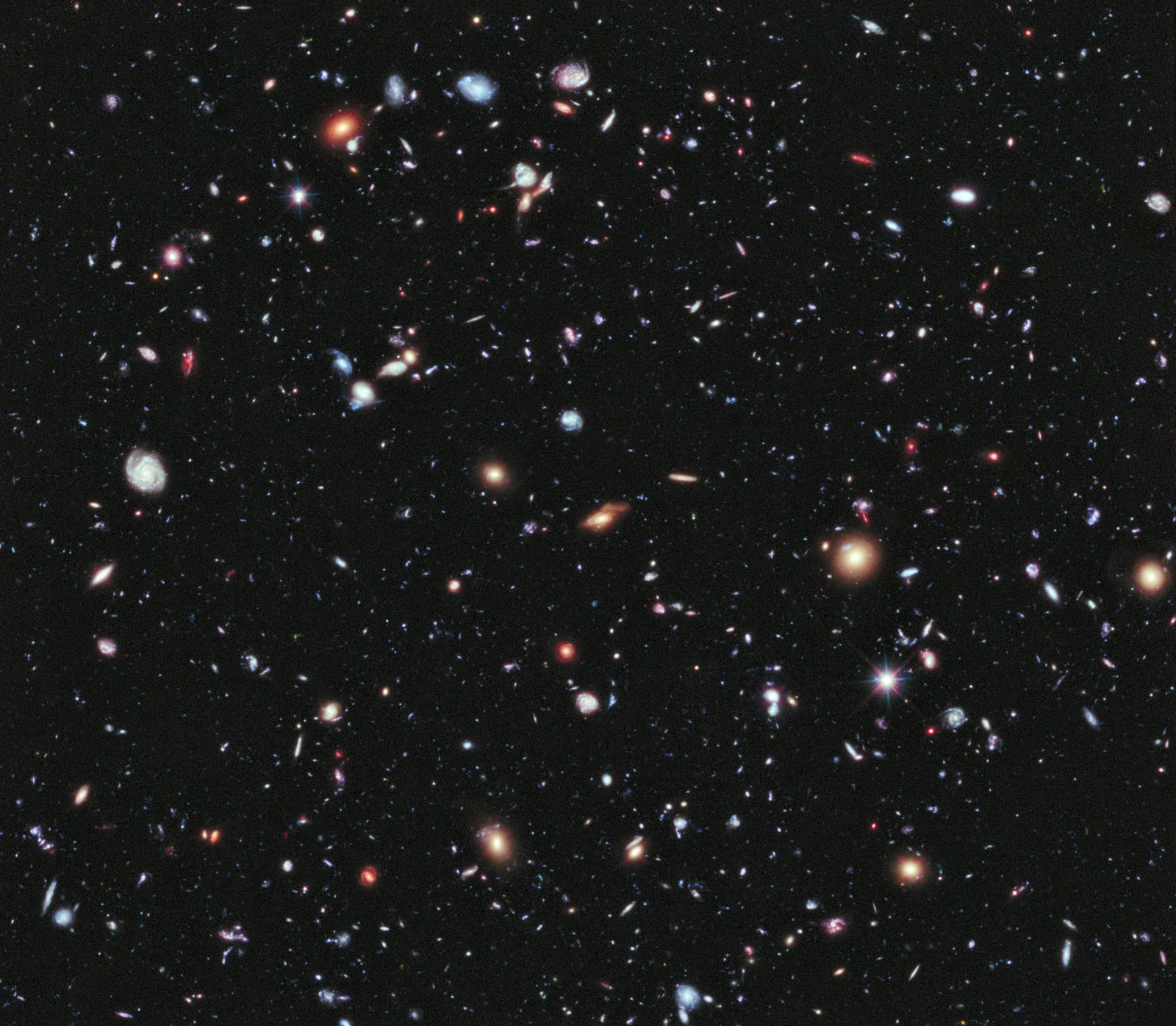 深宇宙に無数の銀河が散らばるハッブル宇宙望遠鏡の観測画像
