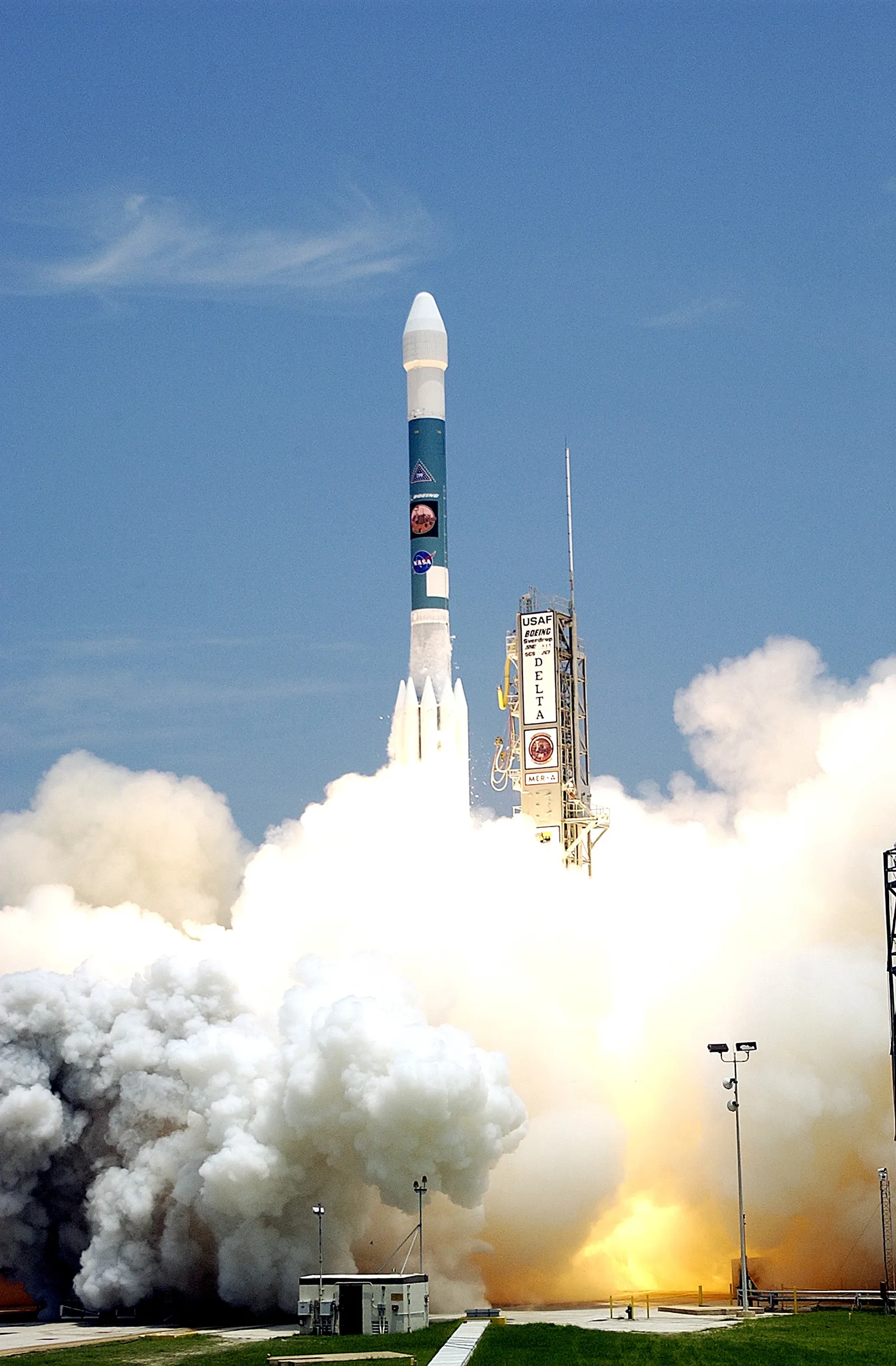 発射台から上昇するロケットと噴煙