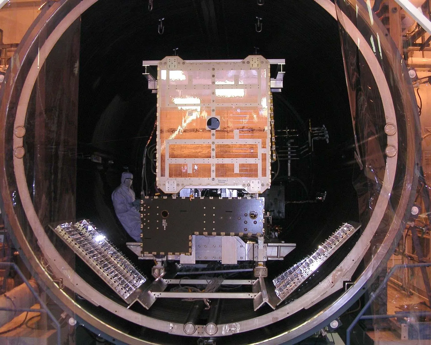 宇宙機の環境試験に使われる大型のチャンバー設備