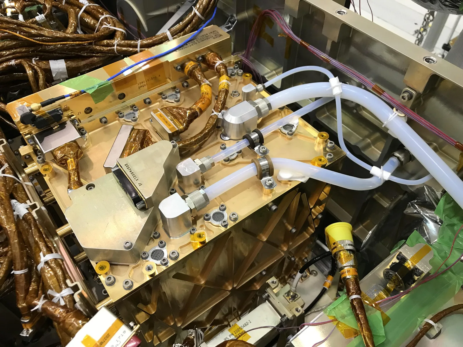 火星探査車パーサヴィアランスに搭載された酸素生成実証装置MOXIEの機器写真。