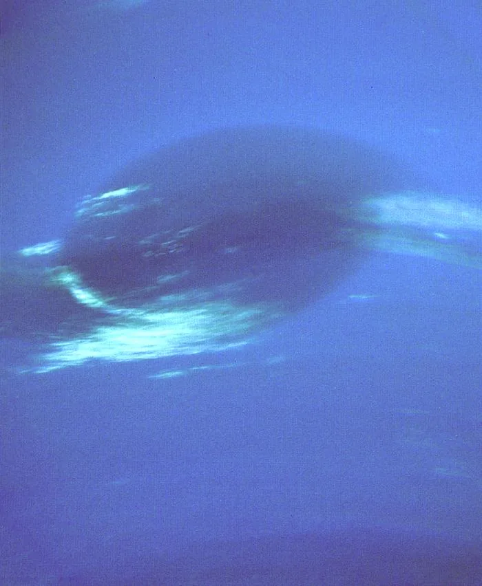 海王星の大気に浮かぶ大暗斑をとらえた画像