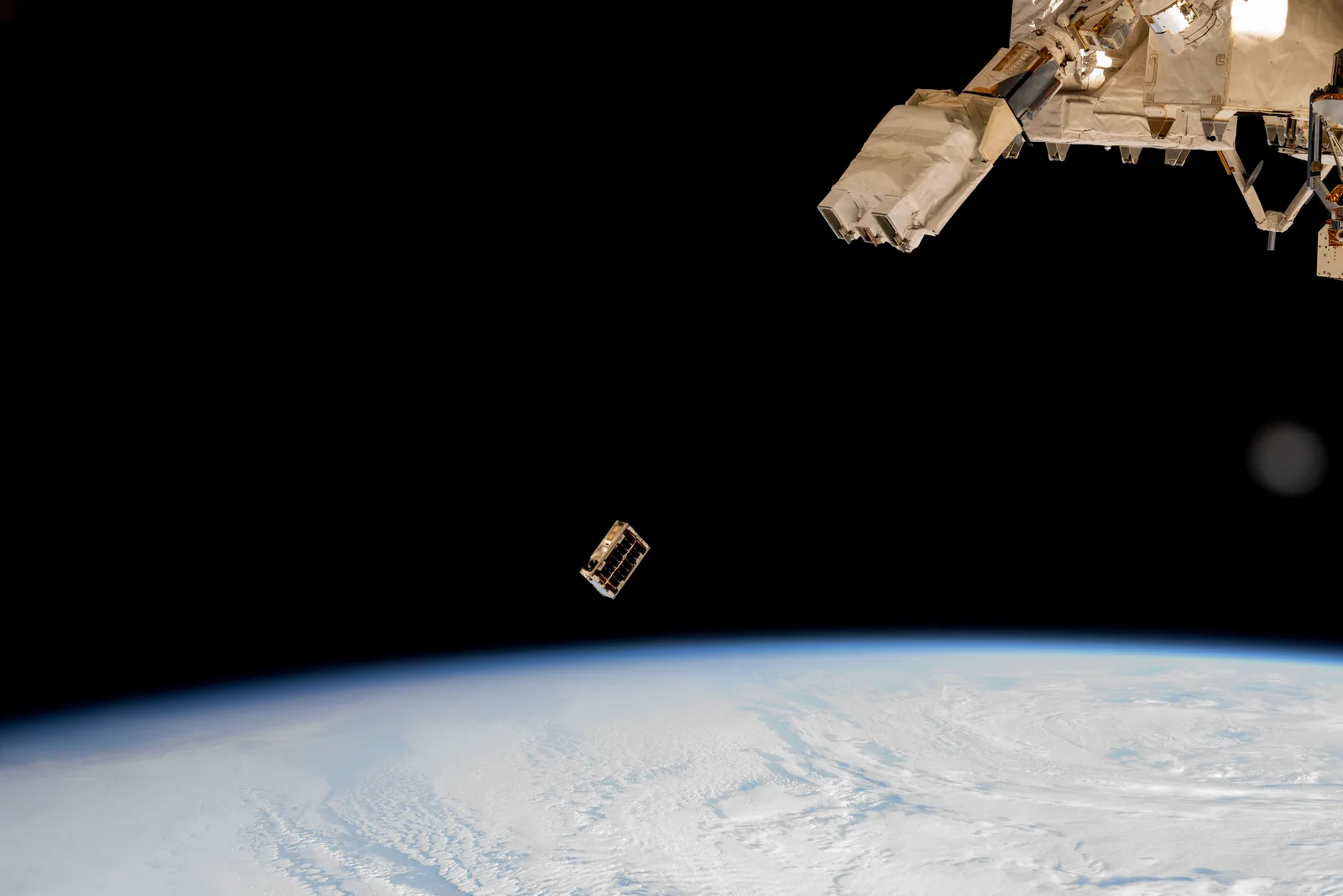 宇宙空間へ放出された箱形の超小型衛星