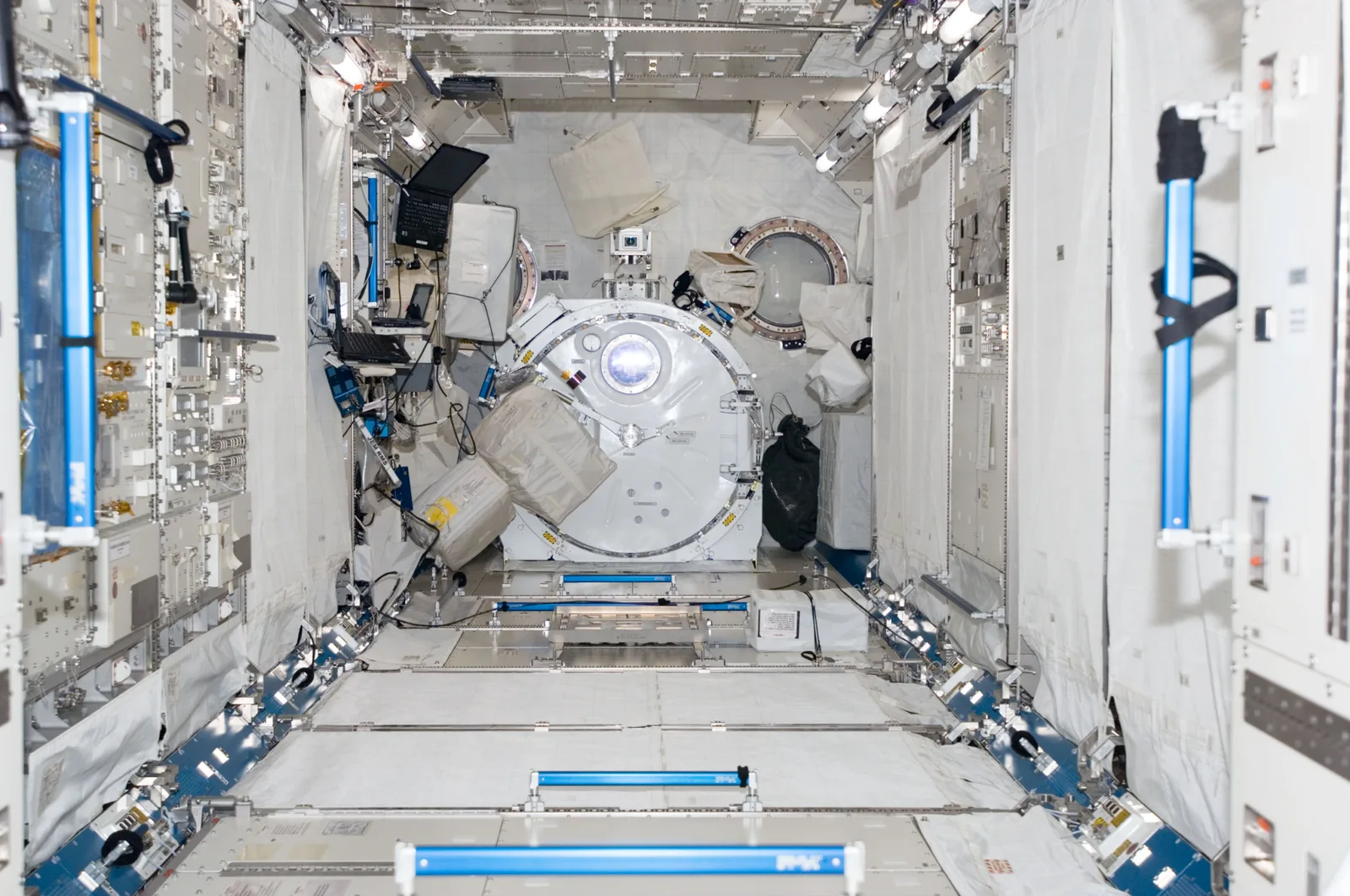 国際宇宙ステーションの日本実験棟きぼうの船内。多数の実験ラックと機器が並ぶ
