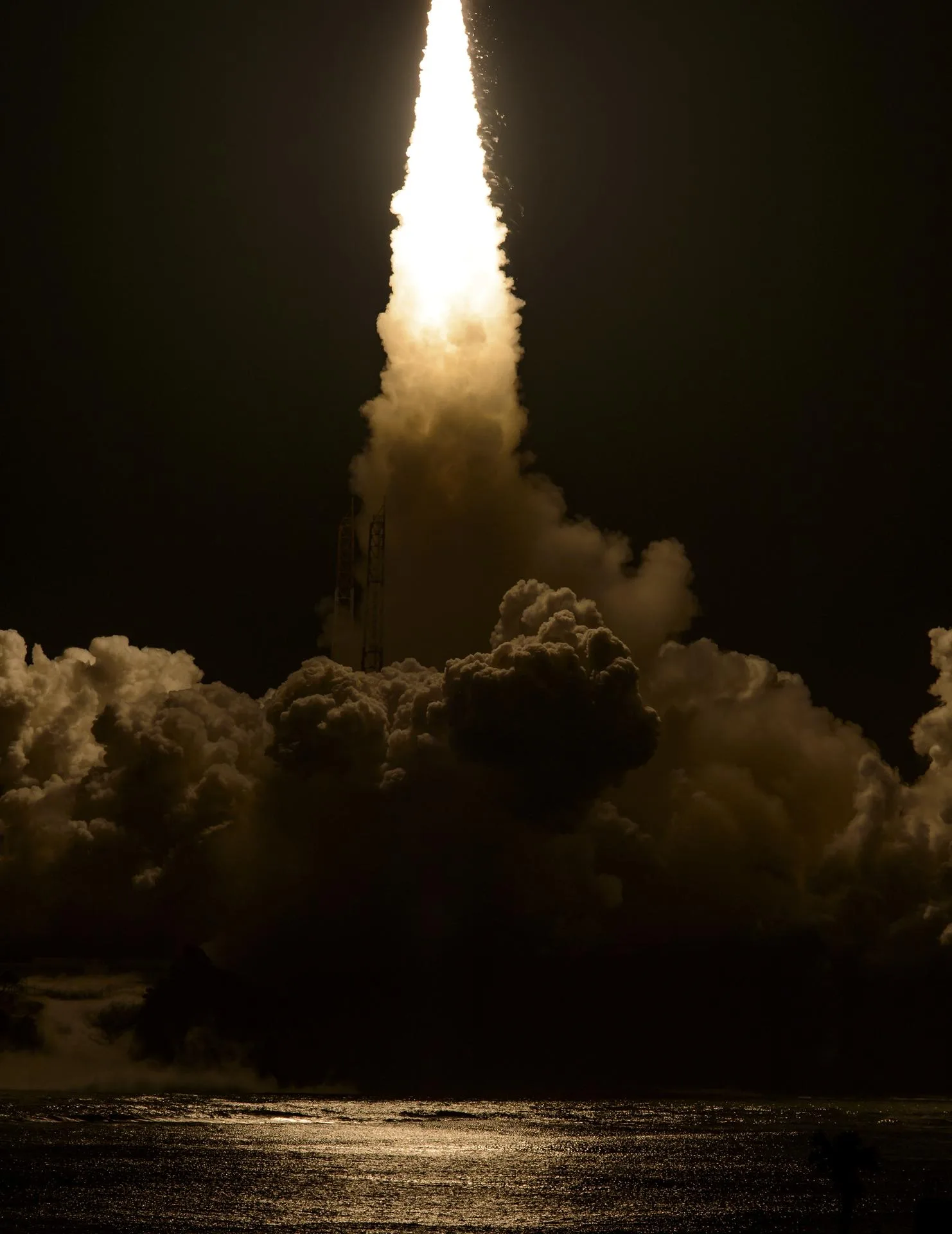 発射台から炎と白煙を噴き出して上昇するH-IIAロケット