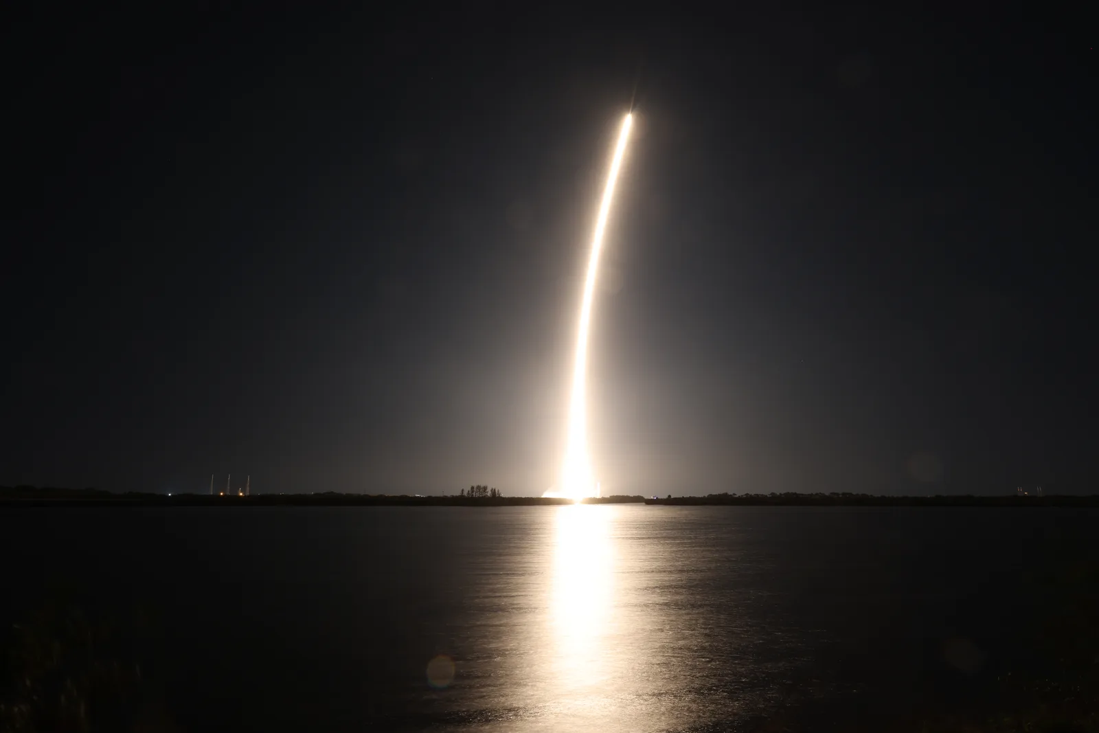 夜間に噴射炎を上げて上昇するファルコン9ロケット