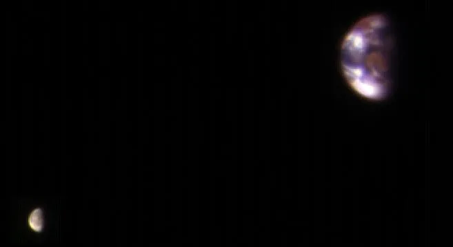 宇宙空間から撮影された地球と月