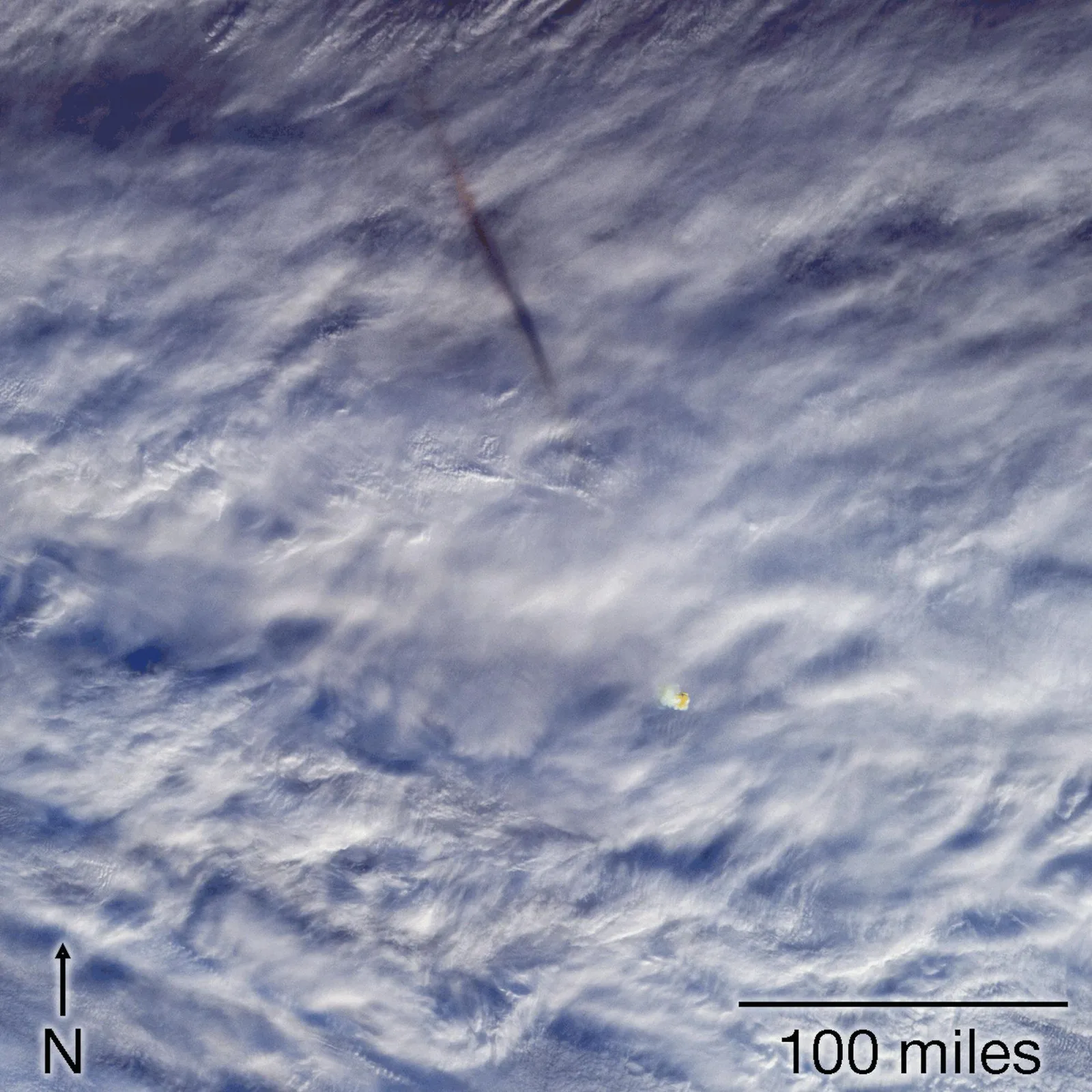 夜空を横切る明るい流星の光跡