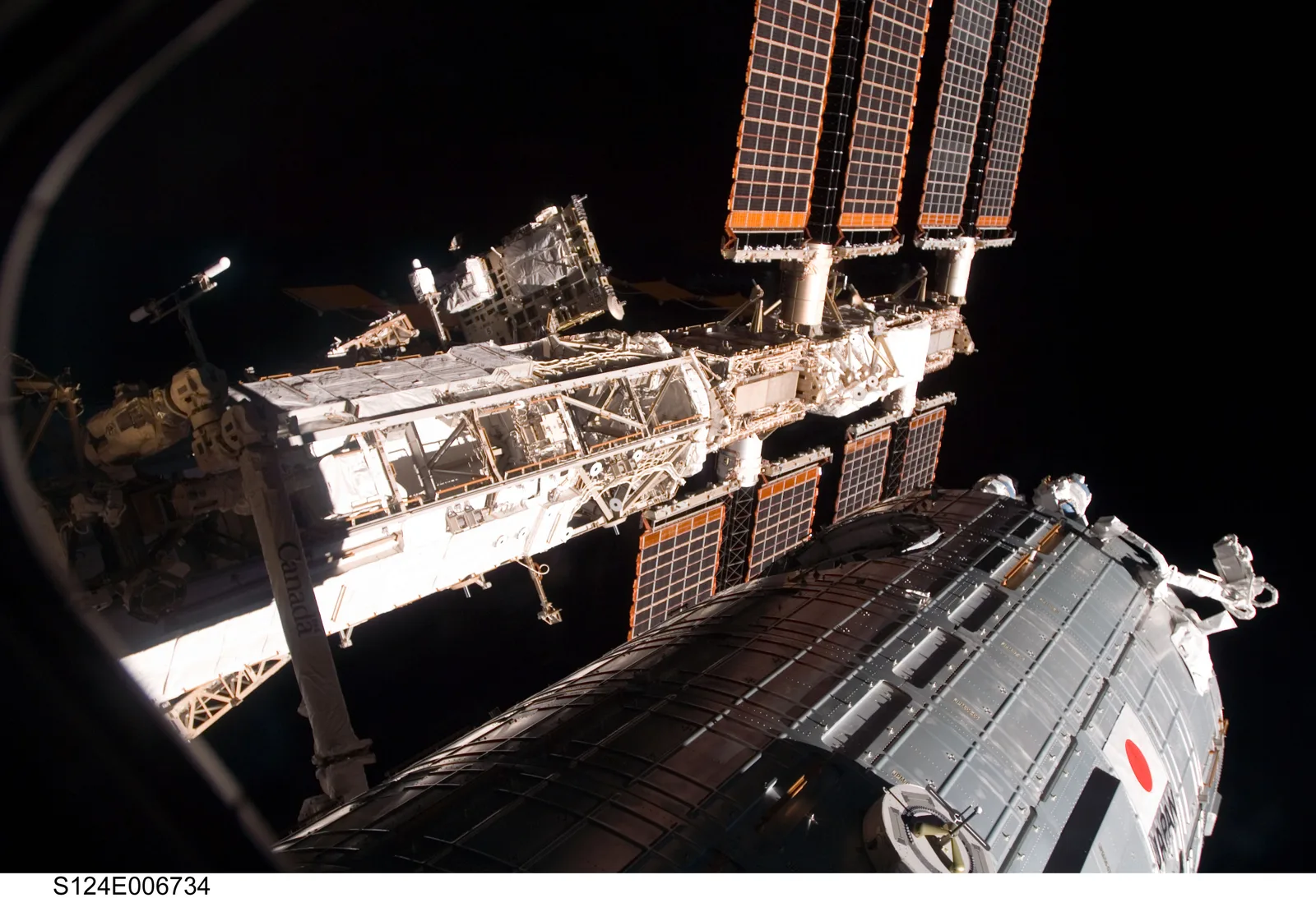 軌道上の国際宇宙ステーションと日本実験棟「きぼう」