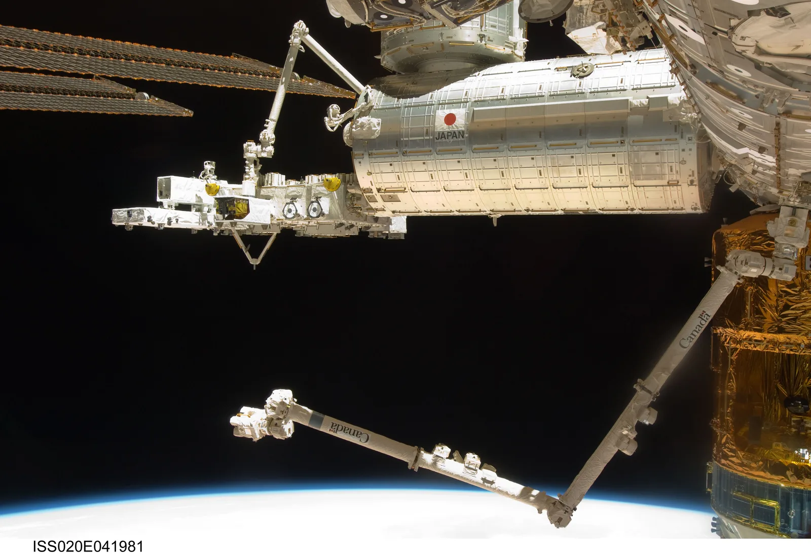 国際宇宙ステーションに取り付けられた「きぼう」日本実験棟と船外実験プラットフォームの外観