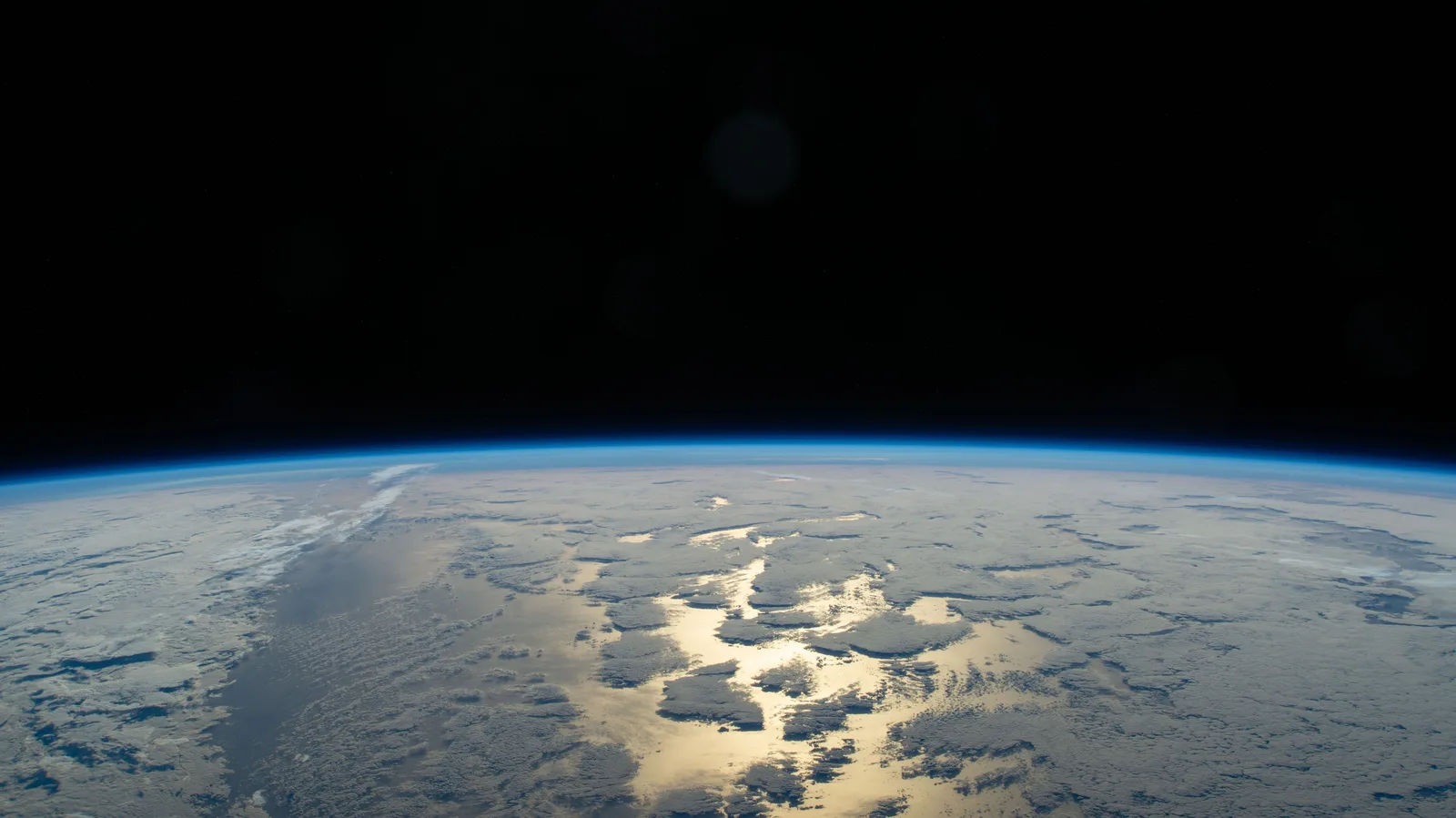 宇宙から見た地球の縁に沿って光る大気の層