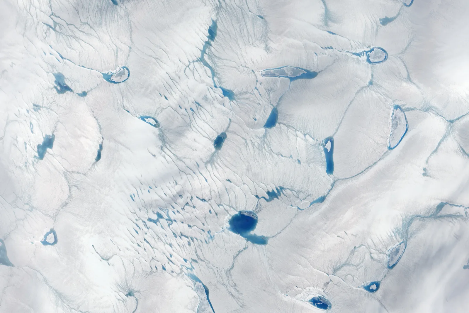 上空から撮影されたグリーンランドの氷床と氷河