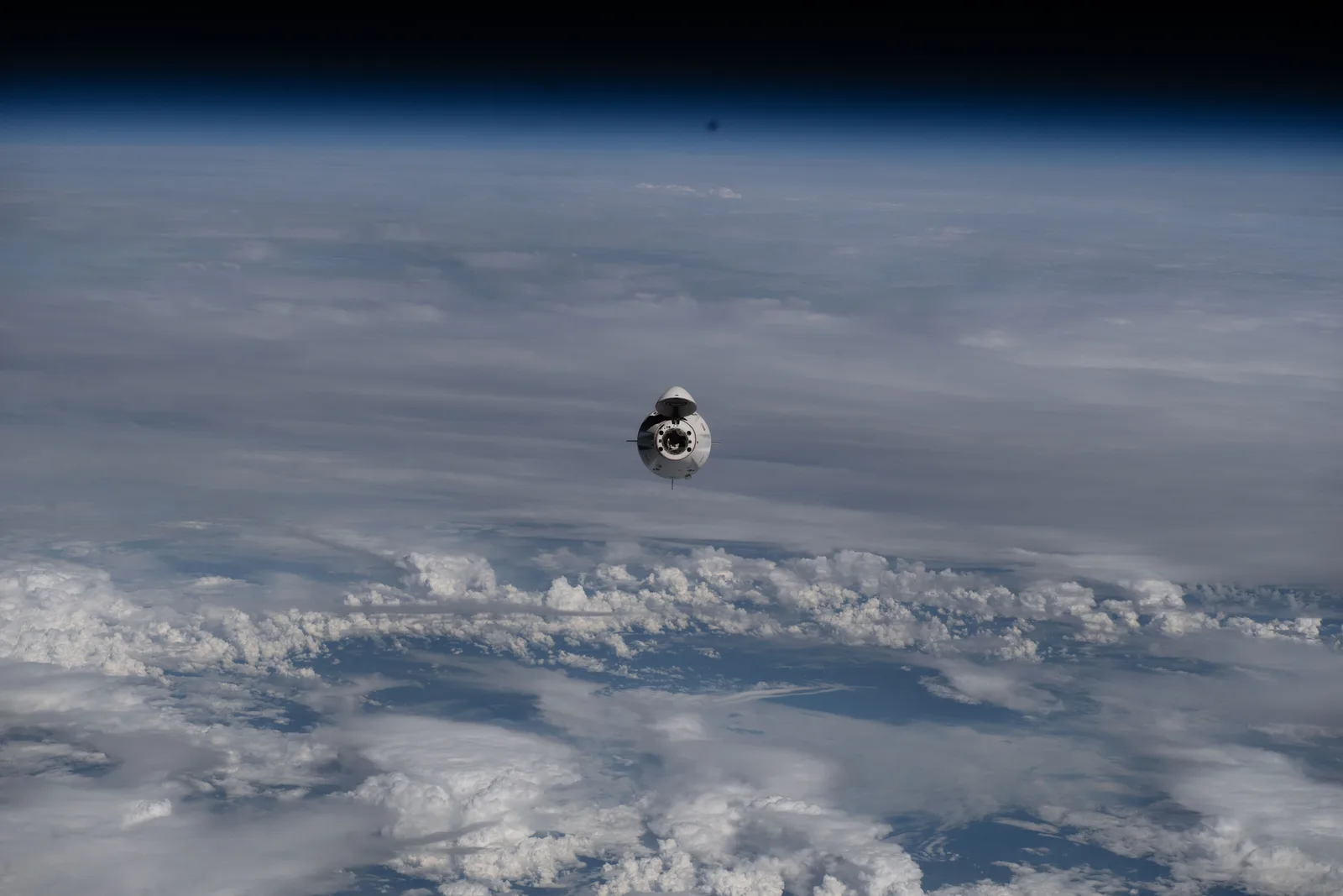国際宇宙ステーションへ接近するクルードラゴン宇宙船