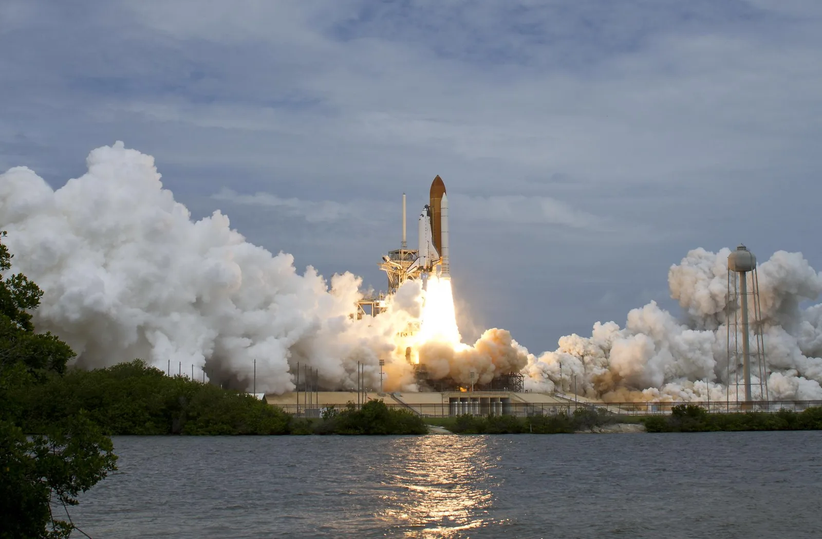 白い煙を噴き出しながら発射台から上昇するスペースシャトル