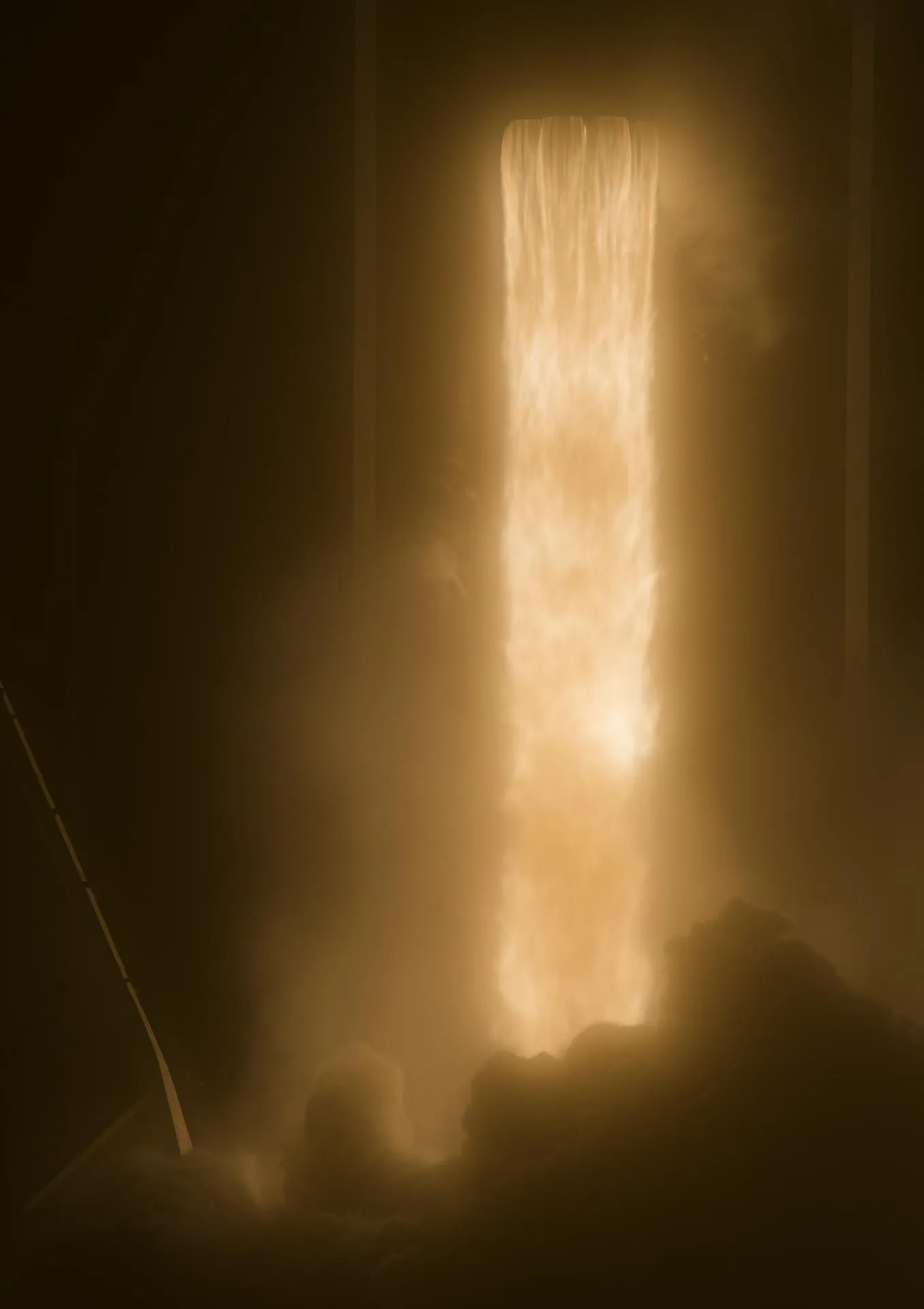 射点から炎を噴いて上昇するファルコン9ロケットとクルードラゴン
