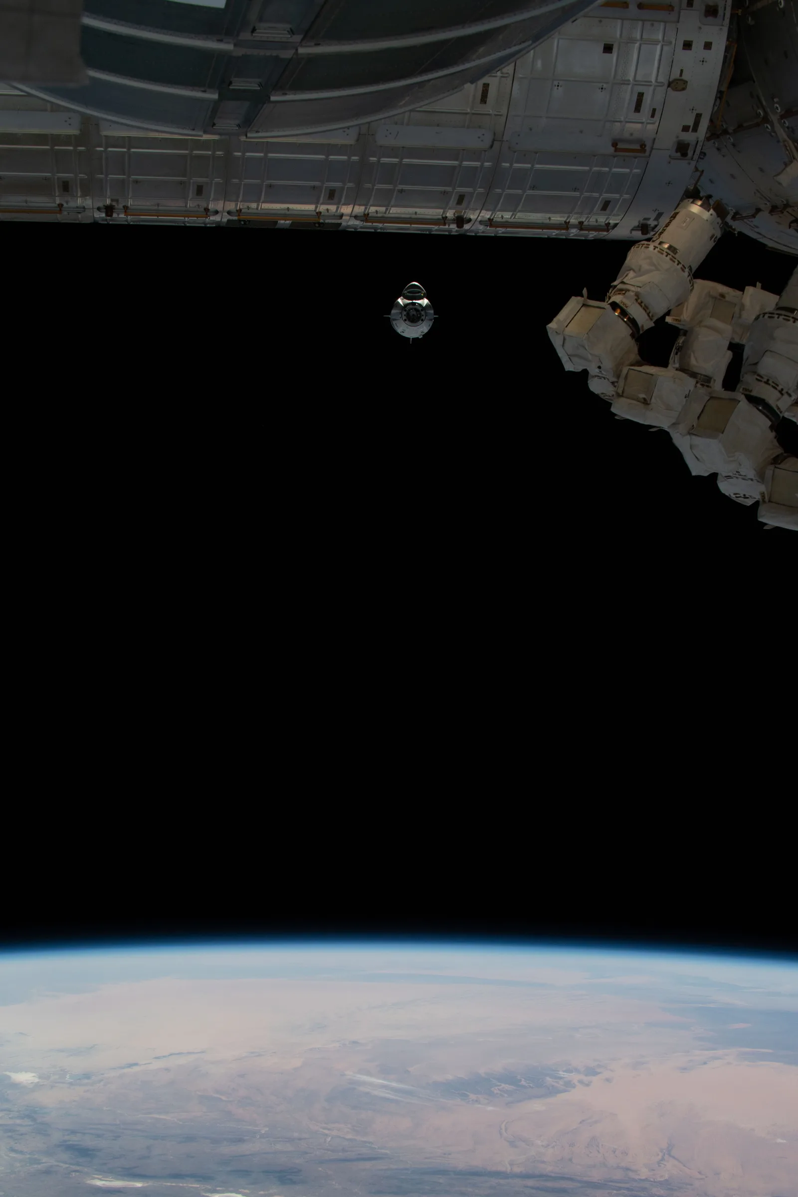 国際宇宙ステーションに結合したクルードラゴン宇宙船