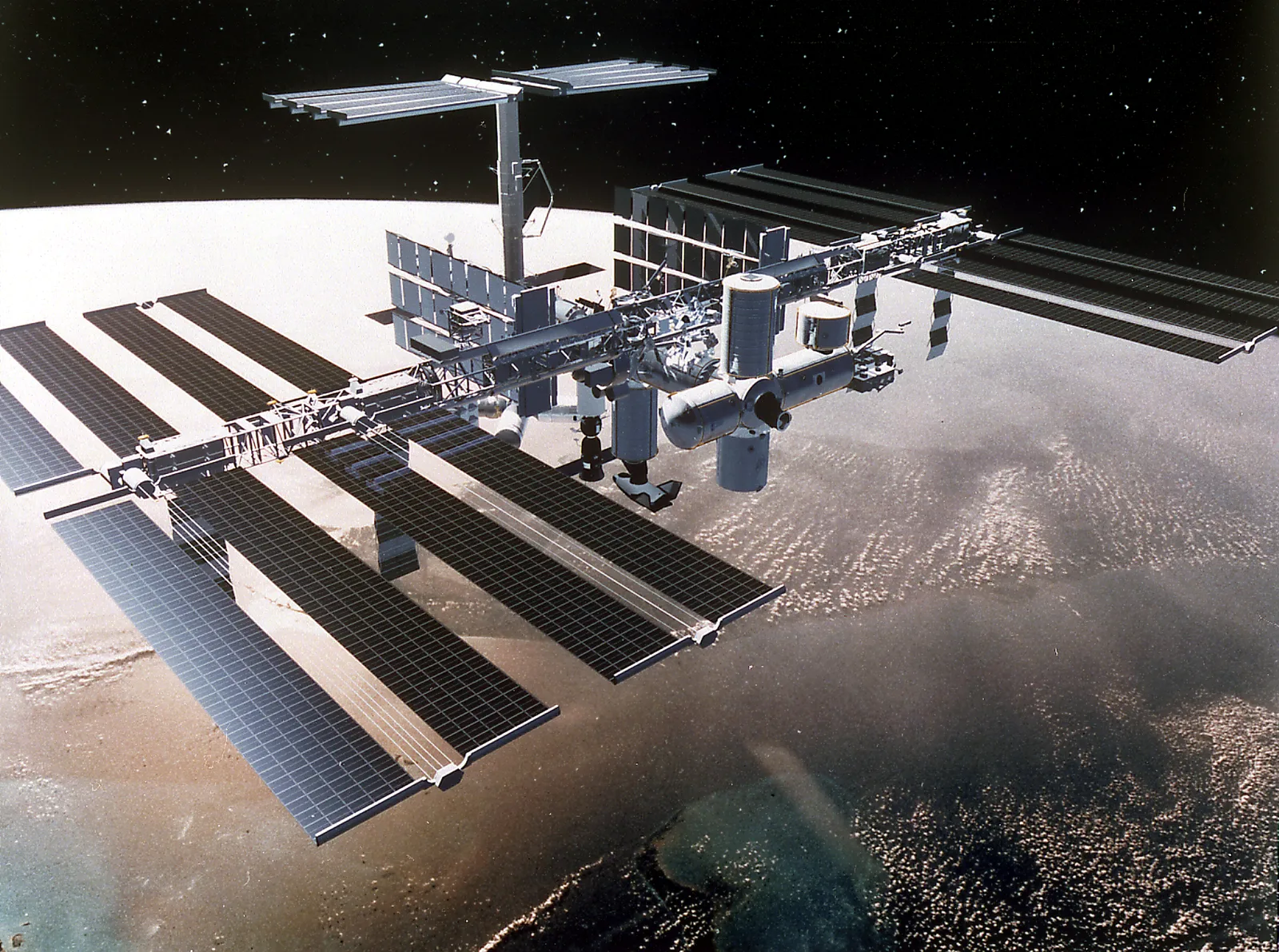 地球の上空を周回する国際宇宙ステーション